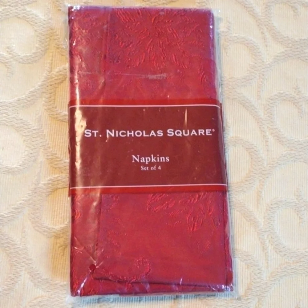 4@30.00 or 25.00 NWT Home Decor/Napkins